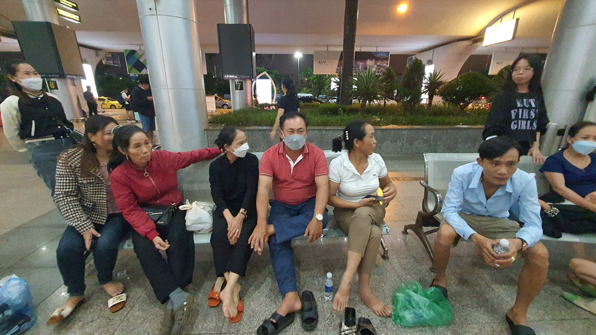 Người thân của các ngư dân đón đợi ở khu vực sân bay quốc tế Đà Nẵng