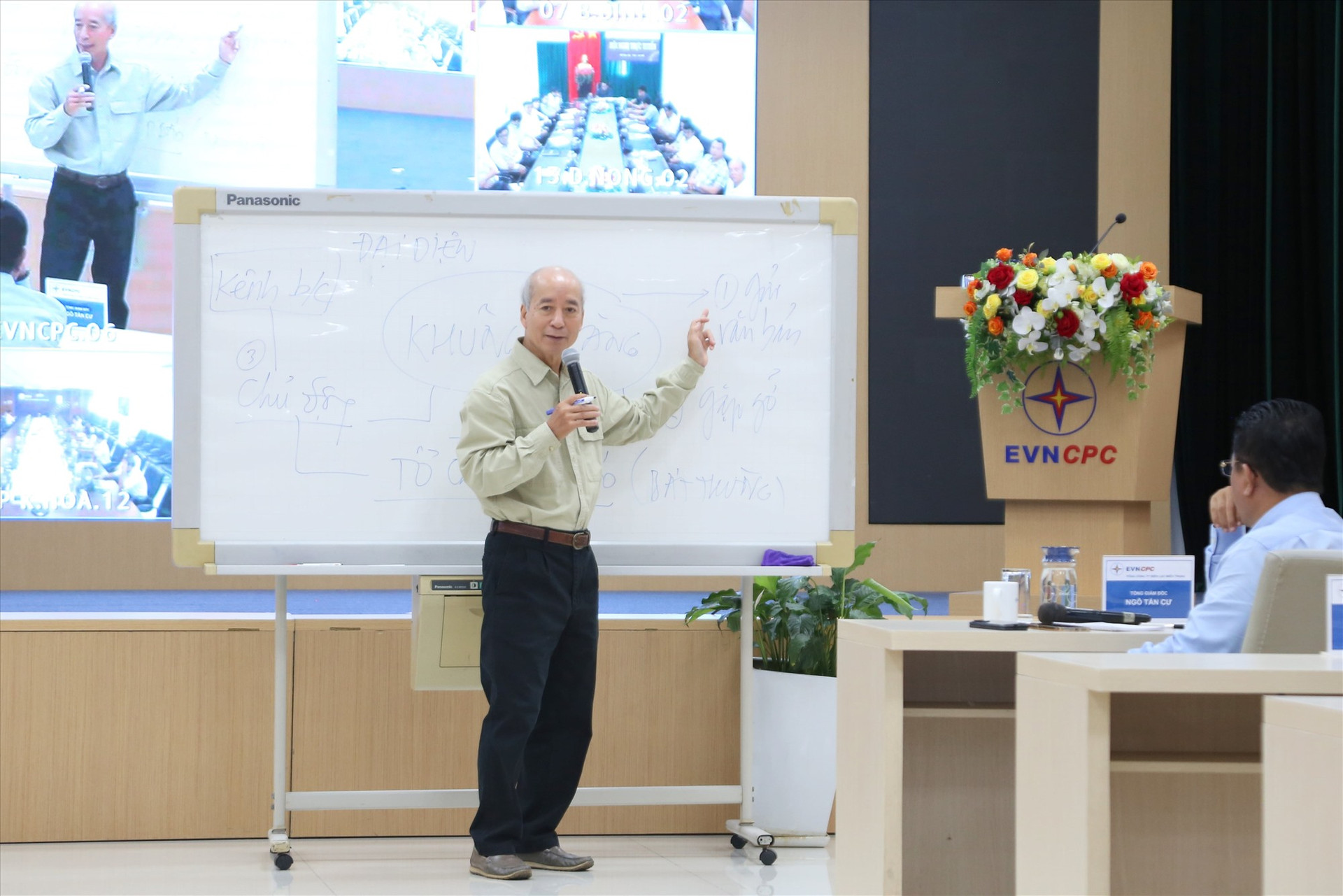 PGS.TS Vũ Quang Hào trình bày tại lớp đào tạo.