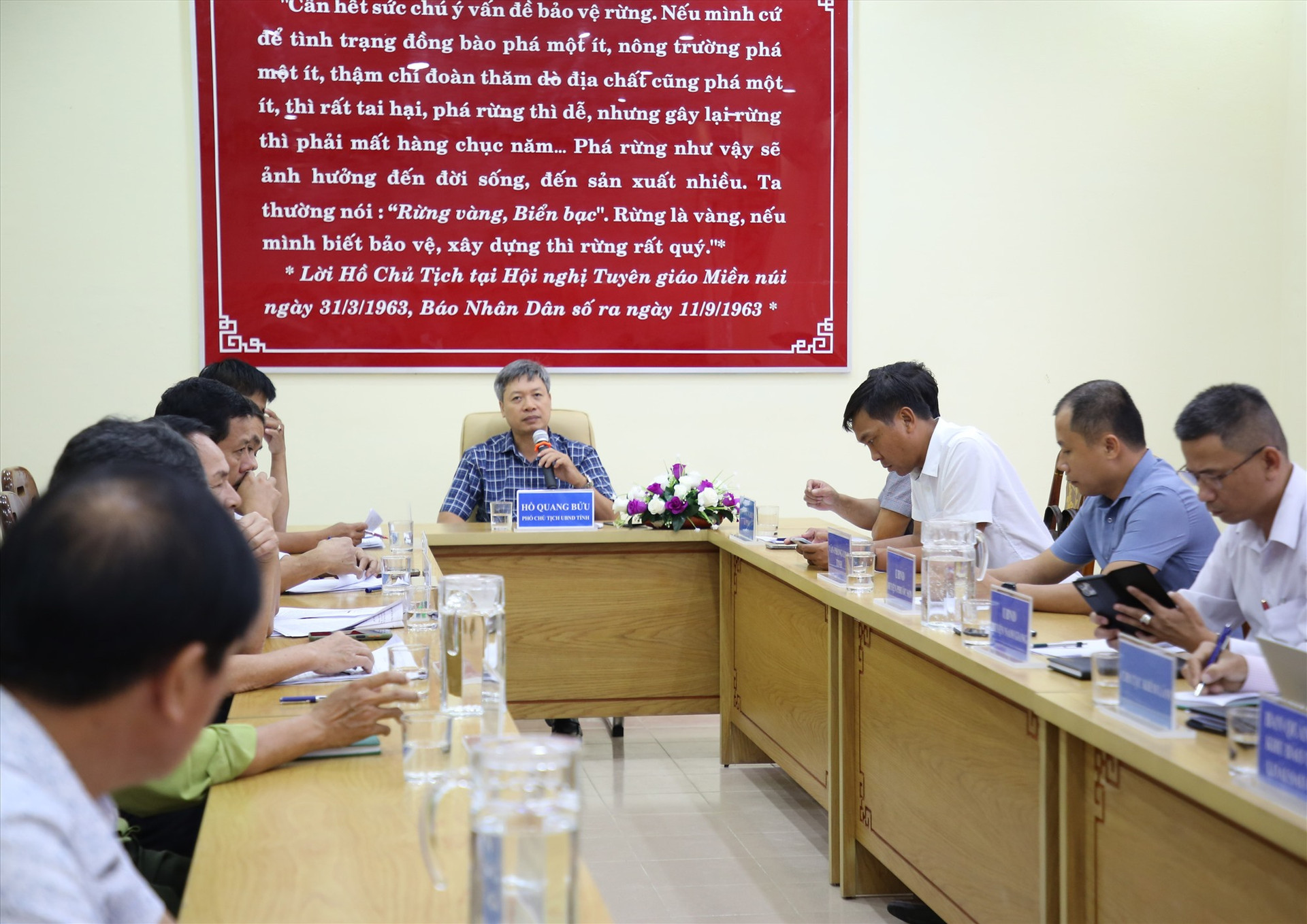 Phó Chủ tịch UBND tỉnh Hồ Quang Bửu chủ trì cuộc họp. Ảnh: A.N