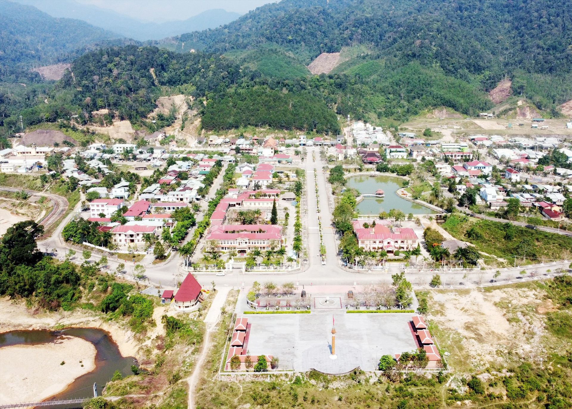 Trung tâm huyện Tây Giang được quy hoạch phát triển đô thị. Ảnh: C.T