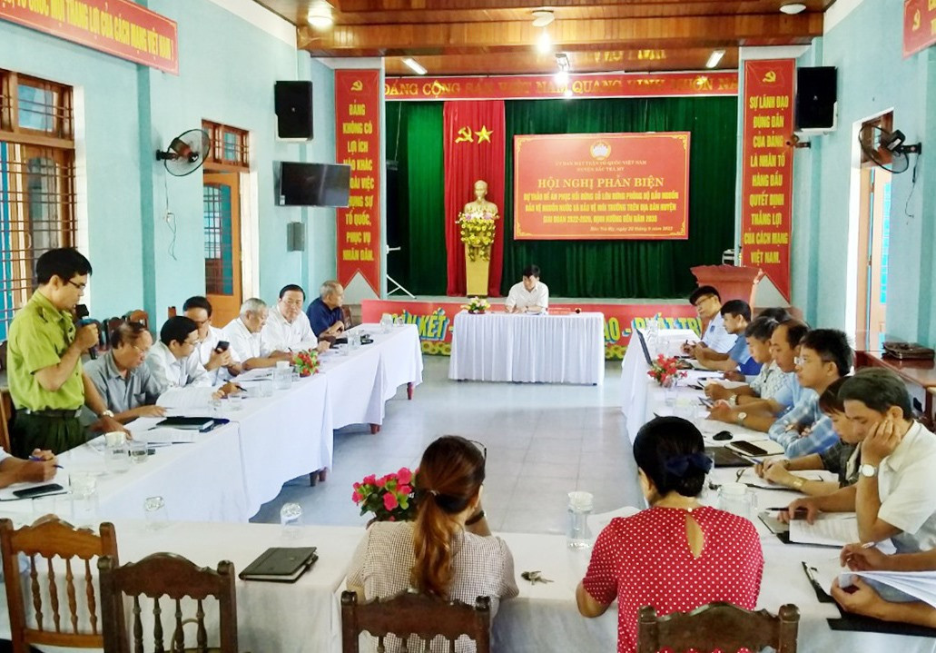 Ban Thường trực Ủy ban MTTQ Việt Nam huyện Bắc Trà My tổ chức hội nghị lấy ý kiến phản biện đối với dự thảo đề án phục hồi rừng gỗ lớn phòng hộ đầu nguồn huyện Bắc Trà My. Ảnh: H.Đ