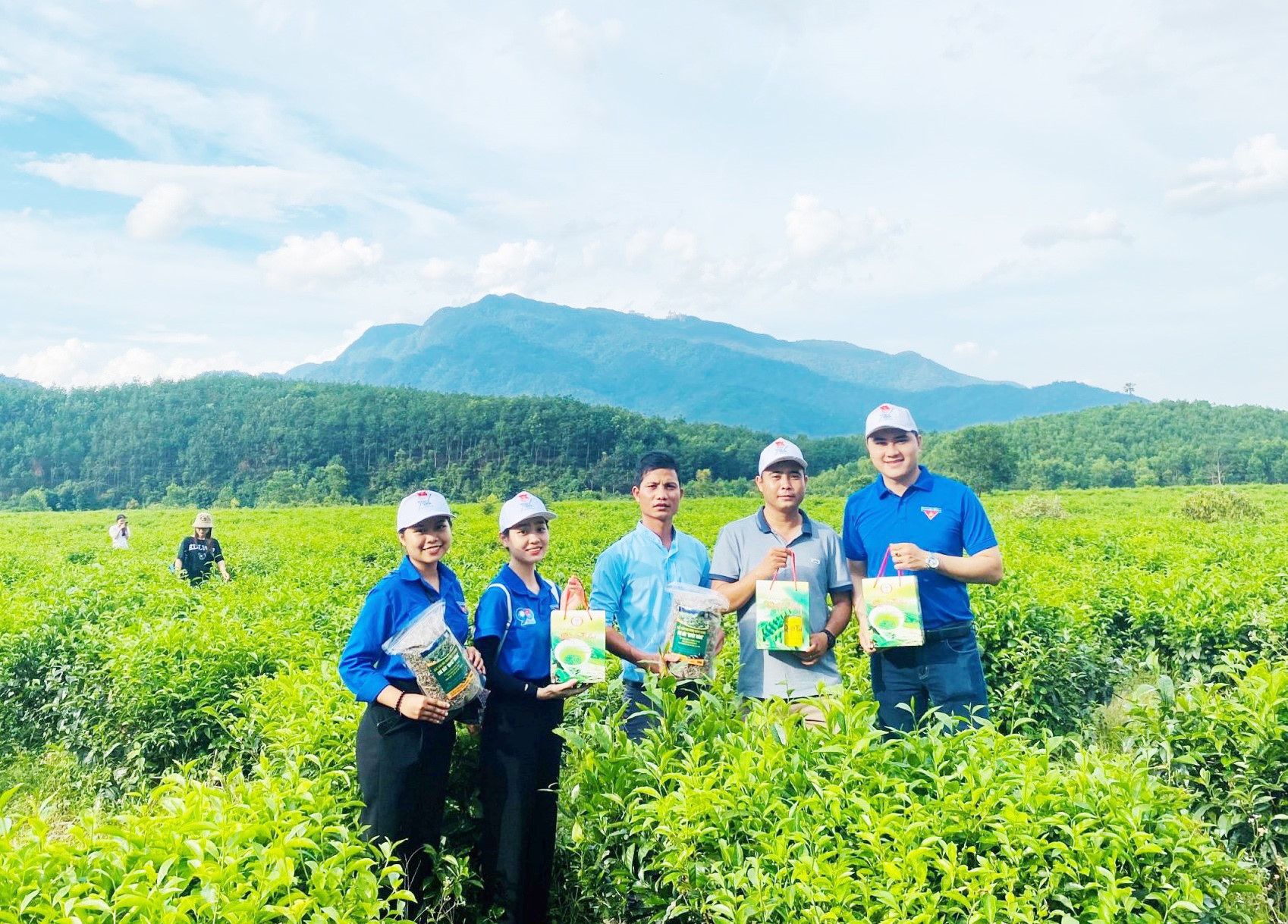 Đoàn viên thanh niên tham quan đồi chè Đông Giang trong hành trình trải nghiệm Tour du lịch xanh do Tỉnh đoàn tổ chức. (Ảnh: Tuổi trẻ Quảng Nam)