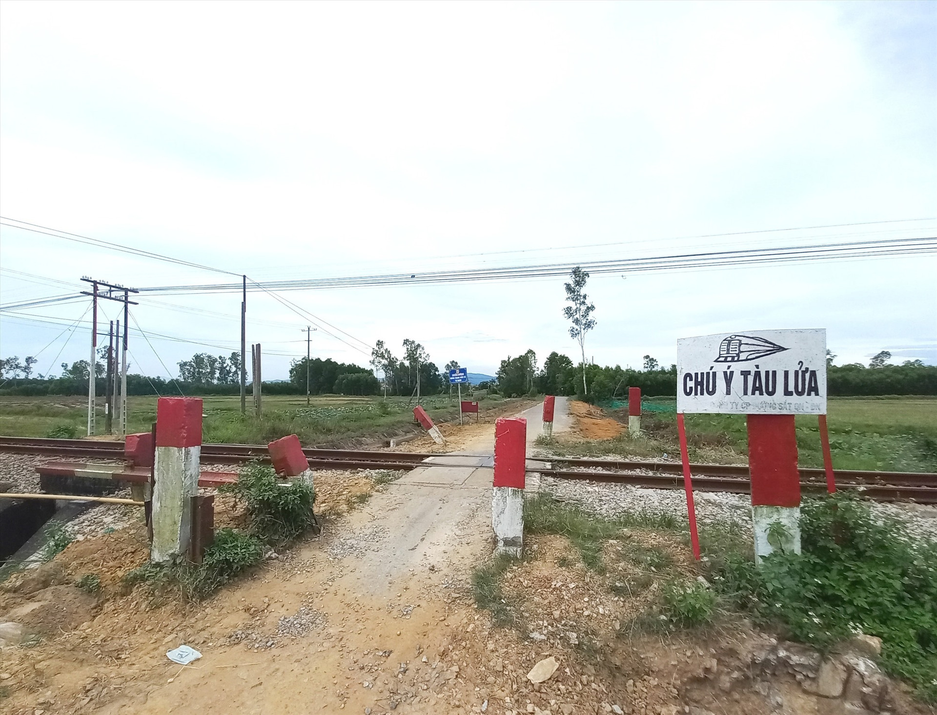 Lối đi tự mở băng qua đường sắt được thu hẹp cấm ô tô lưu thông ở Thăng Bình. Ảnh: T.C.T