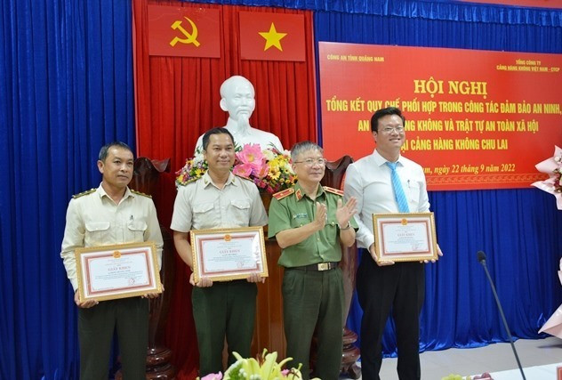 Thiếu tướng Nguyễn Đức Dũng, Giám đốc Công an tỉnh trao Giấy khen cho các cá nhân thuộc Cản hàng không Chu Lai có thành tích xuất sắc trong thực hiện quy chế phối hợp