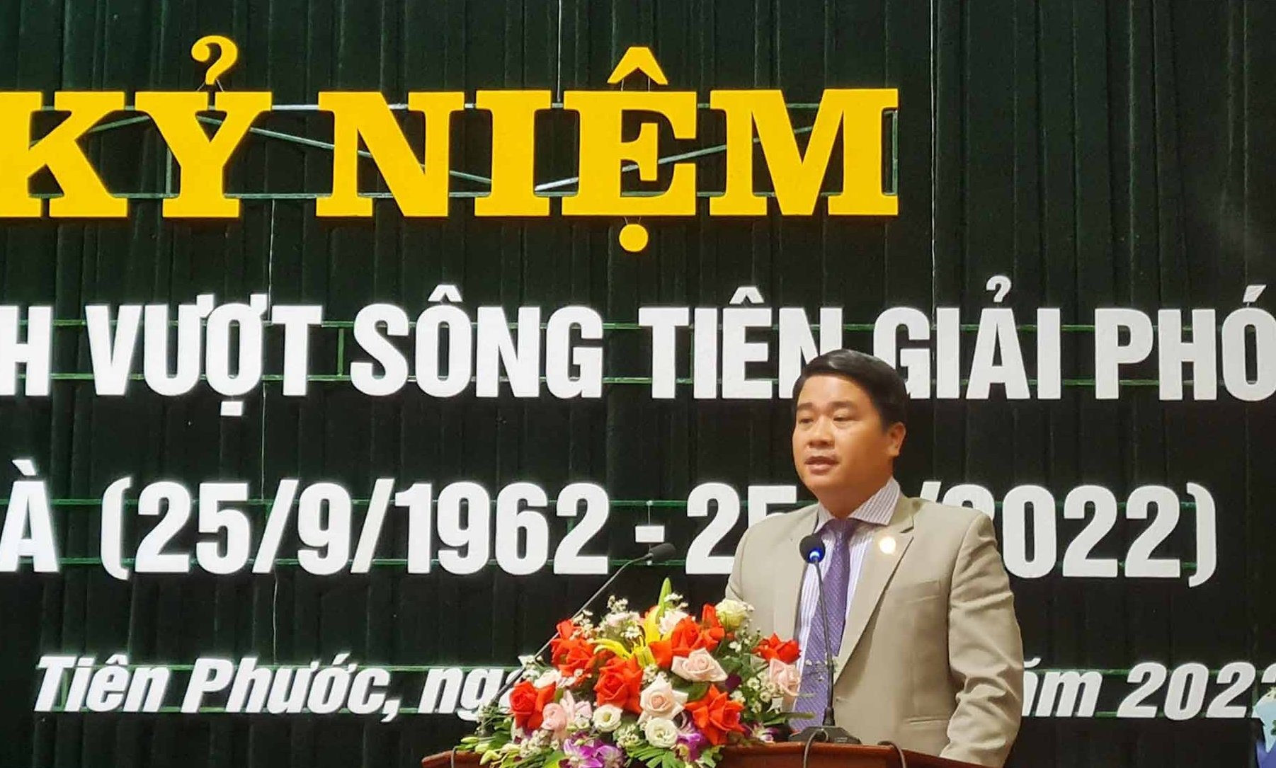 Phó Chủ tịch UBND tỉnh Trần Văn Tân phát biểu tại lễ kỷ niệm. Ảnh: D.L