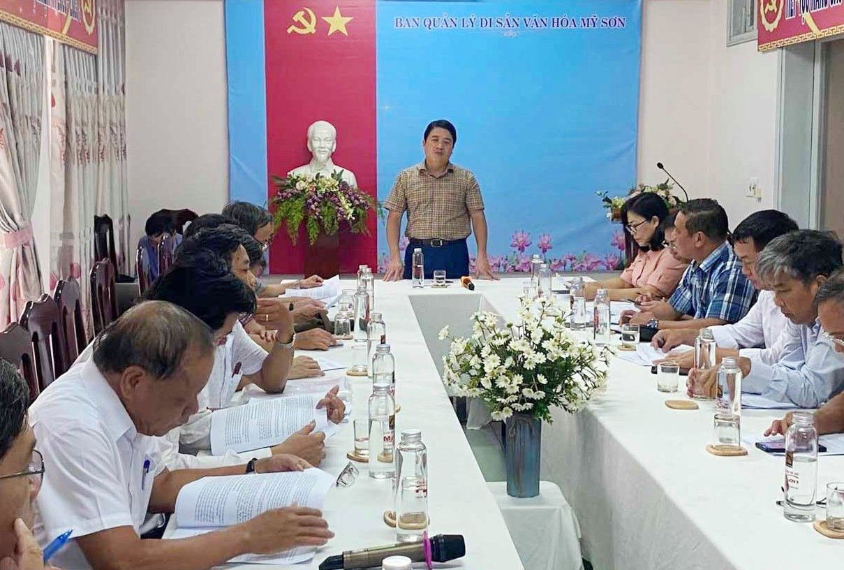 Phó Chủ tịch UBND tỉnh Trần Văn Tân làm việc tại Mỹ Sơn. Ảnh: K.L