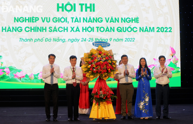 Phó Chủ tịch Thường trực UBND thành phố Hồ Kỳ Minh (thứ 3, phải sang) đại diện UBND thành phố tặng hoa cho hội thi. Ảnh: M.Q