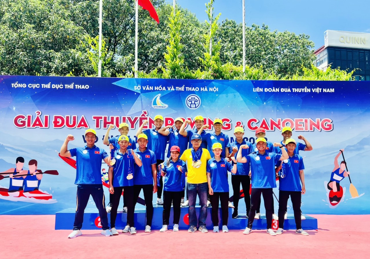Niềm vui của đoàn VĐV Canoeing Quảng Nam tại giải trẻ vô địch quốc gia năm 2022. Ảnh: X.B