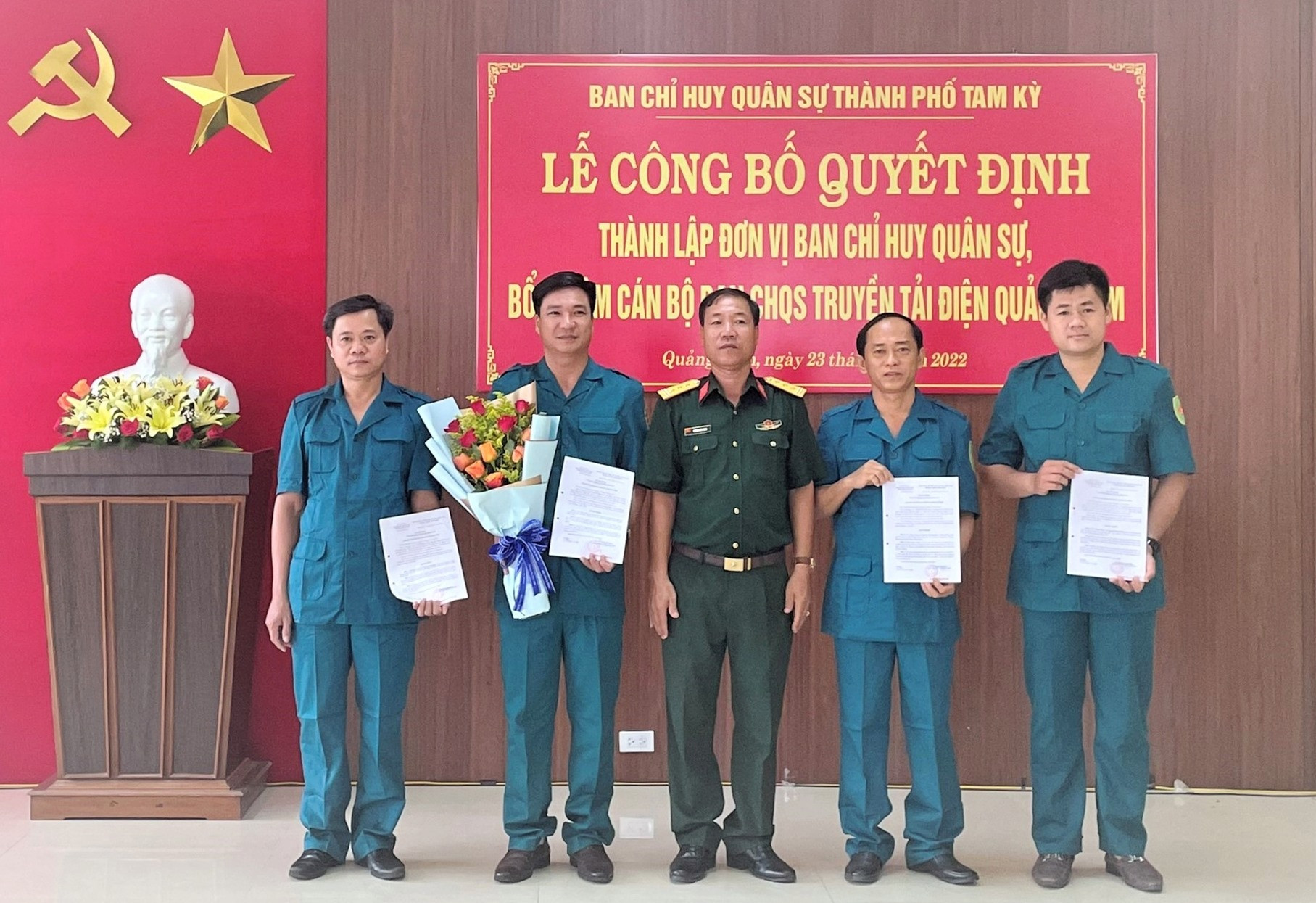 Ban Chỉ huy quân sự thành phố Tam Kỳ trao quyết định thành lập Ban CHQS Truyền tải điện Quảng Nam.