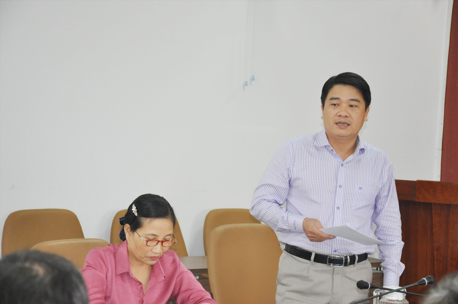Phó Chủ tịch UBND tỉnh Trần Văn Tân trao đổi, cho ý kiến về các vấn đề Trường Chính trị tỉnh kiến nghị.