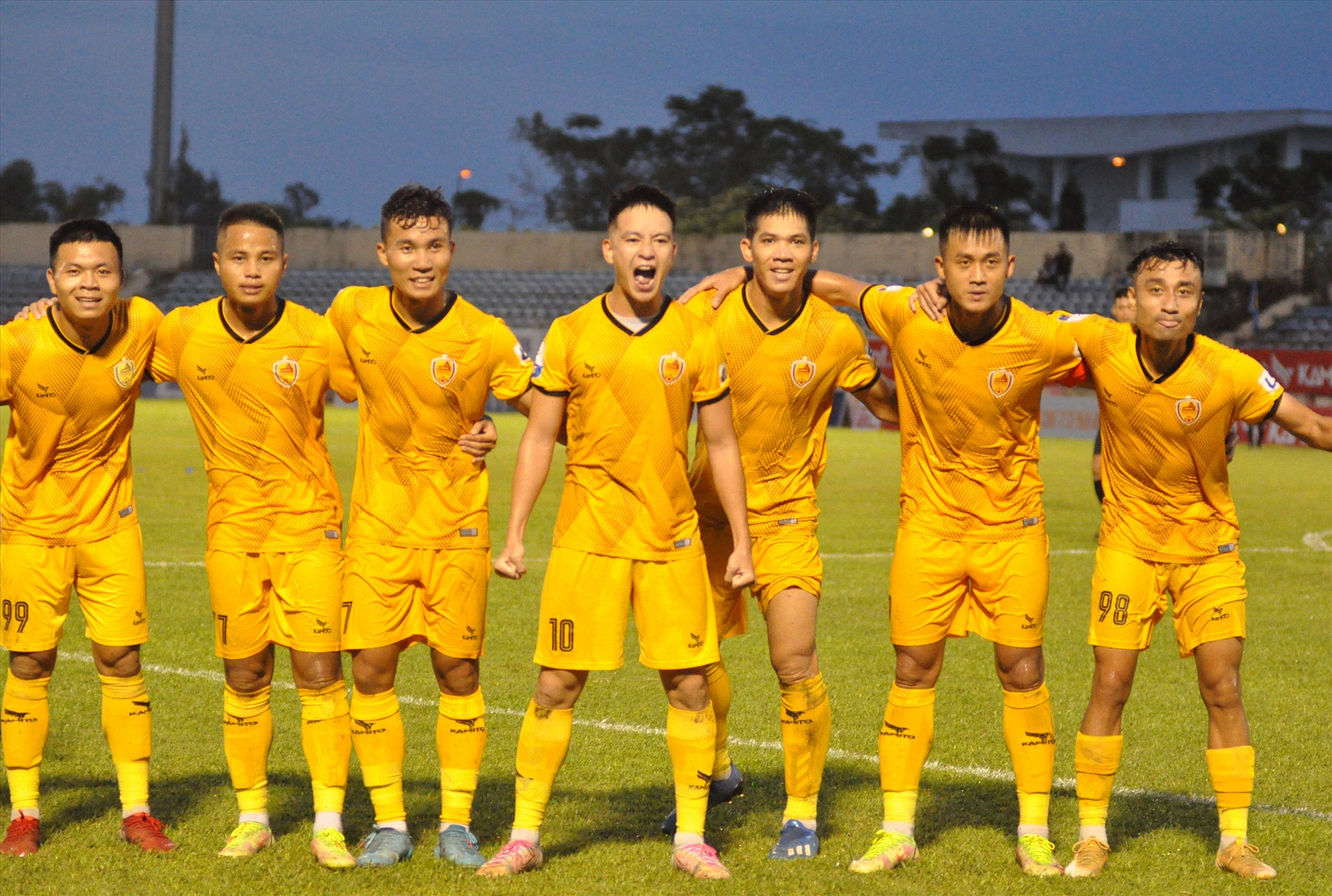 Niềm vui của các cầu thủ Quảng Nam sau khi Văn Đại nâng tỷ số lên 2-1. Ảnh: A.S