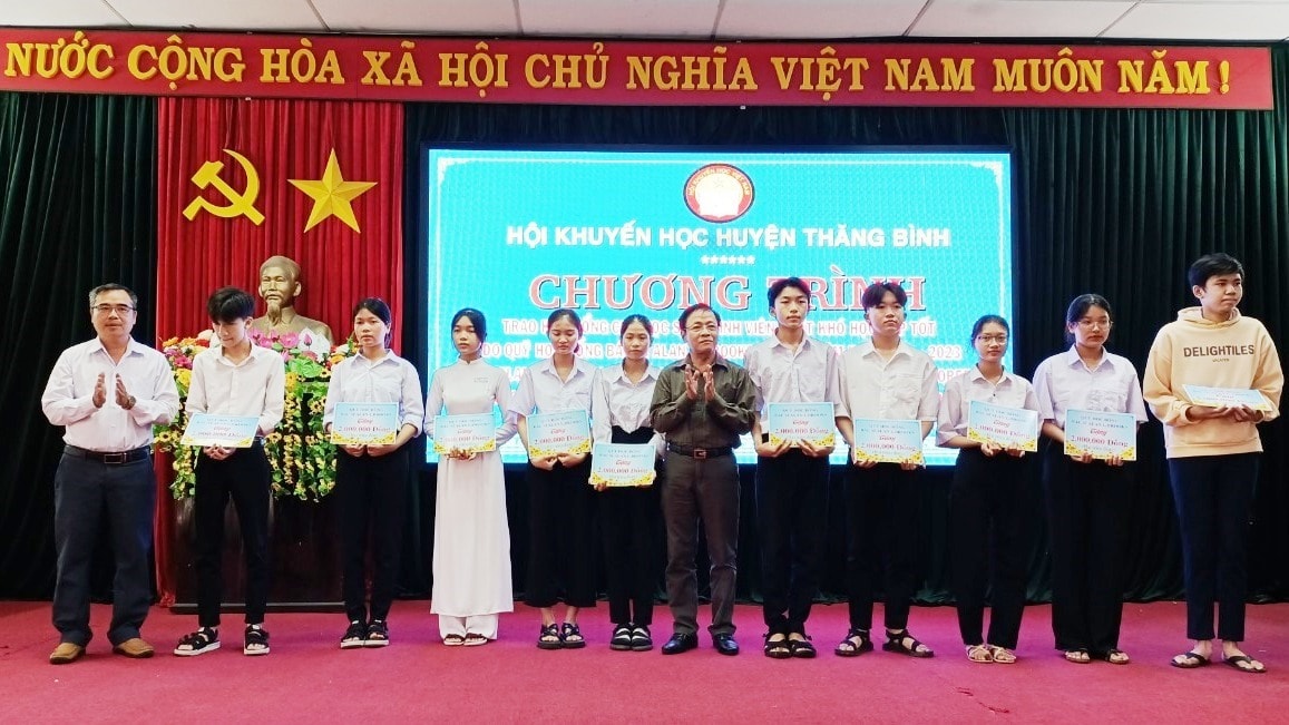 Trao học bổng cho các em HS-SV có hoàn cảnh khó khăn, học giỏi . Ảnh H.N