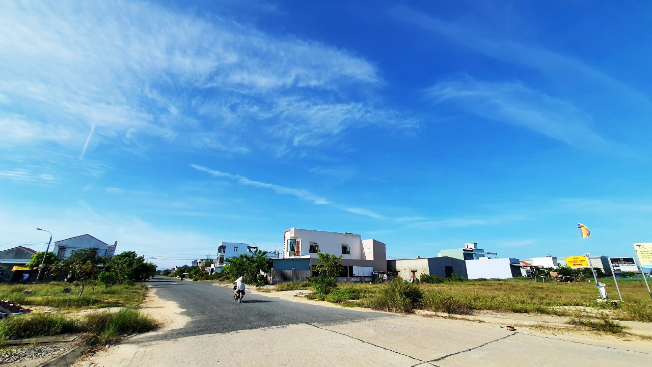 Một khu tái định cư khang trang mọc lên, thay thế cho hình hài cũ của làng biển Tây Sơn Đông ở xã Duy Hải.