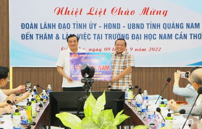 Trường Đại học Nam Cần Thơ trao bảng tượng trưng tặng học bổng 1 tỷ đồng/năm cho học sinh nghèo, học giỏi ở tỉnh Quảng Nam. Ảnh: cantho.gov.vn.