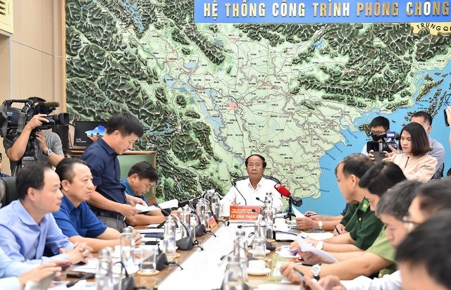 Phó Thủ tướng Lê Văn Thành nghe báo cáo về tình hình ứng phó bão Noru - Ảnh VGP/Đức Tuân