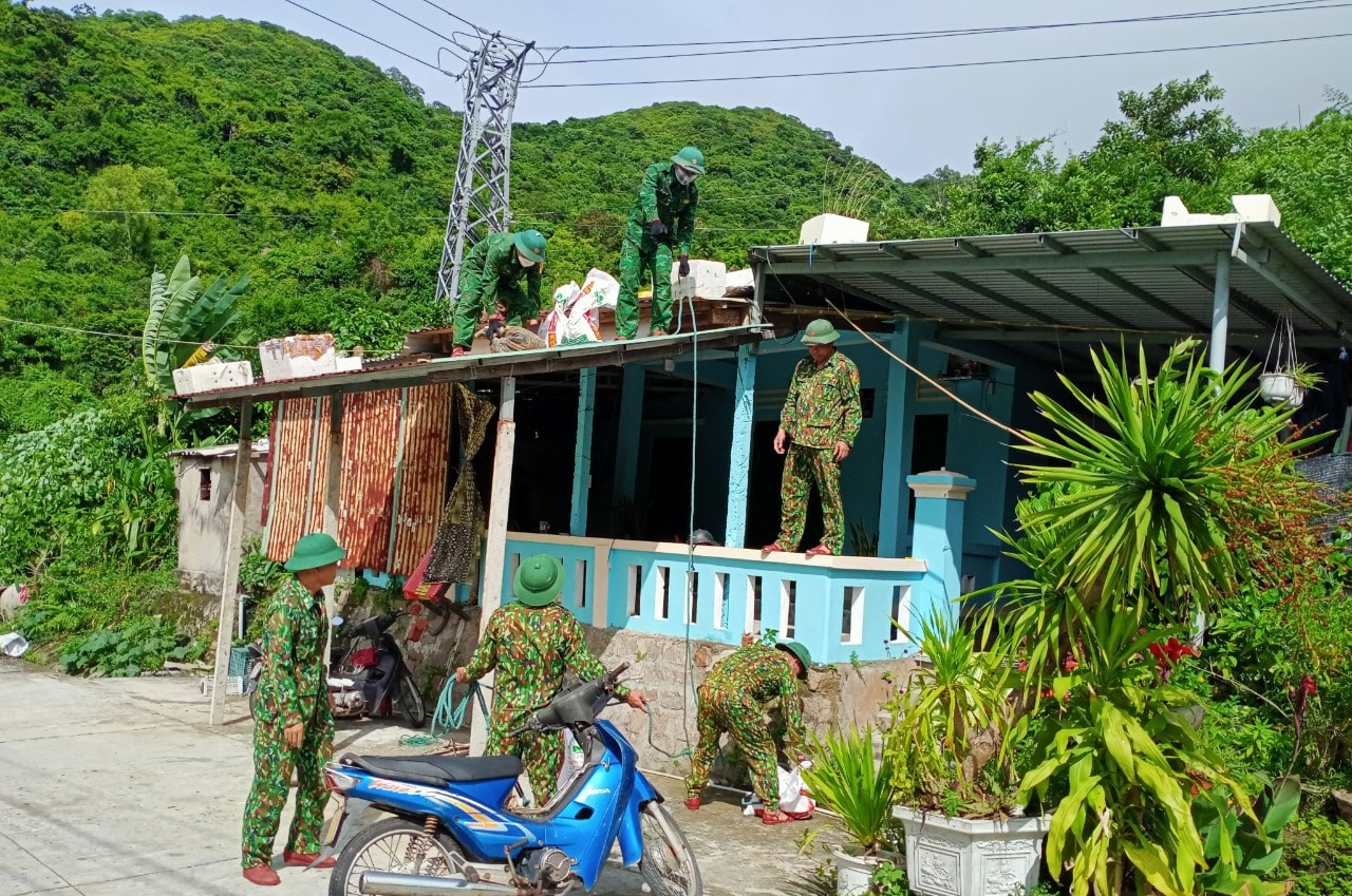 Cán bộ, chiến sĩ Đồn Biên phòng Cù Lao Chàm giúp dân chèn chống nhà cửa. Ảnh: B.P