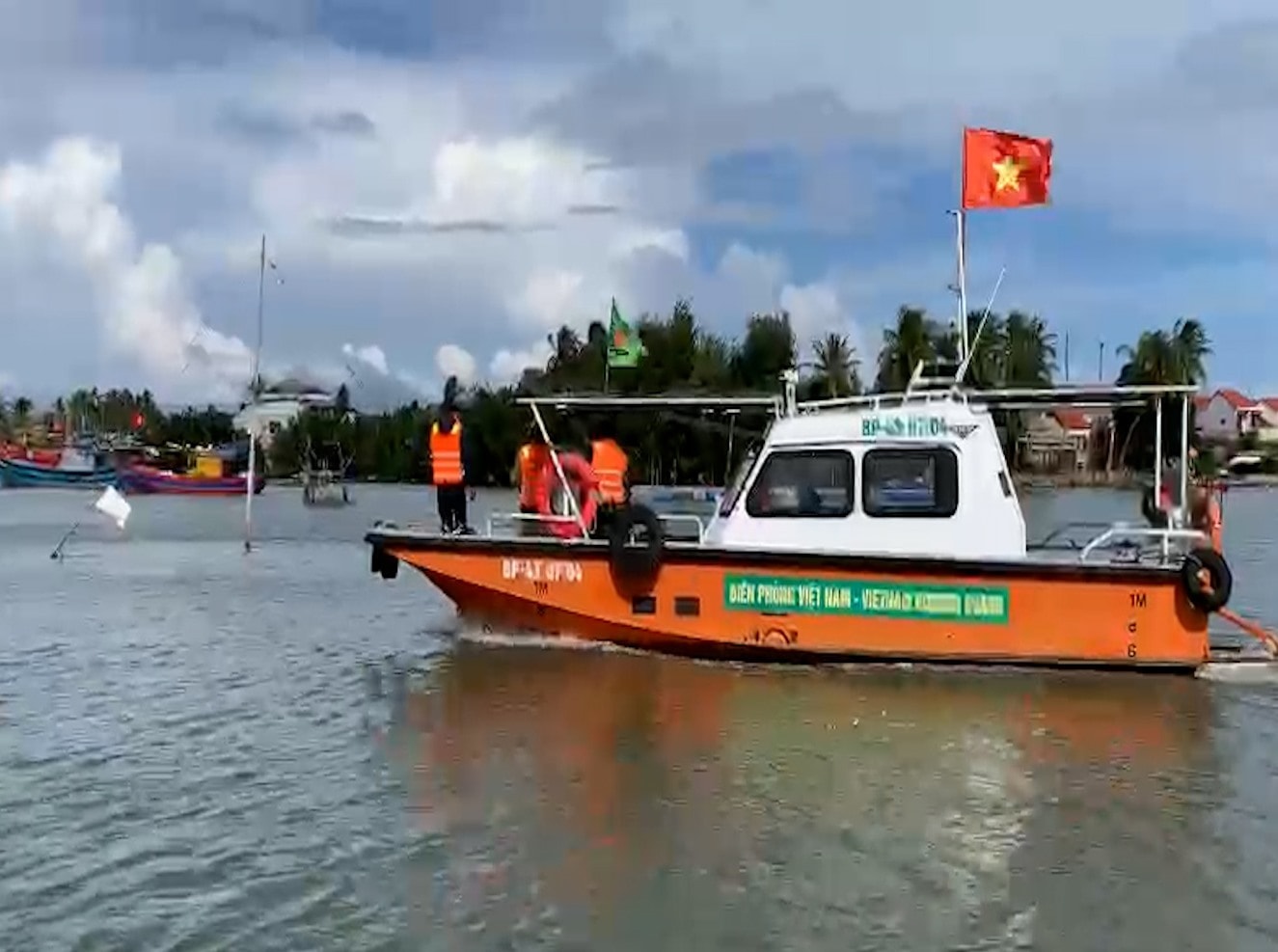 Đồn Biên phòng Cửa Đại (Hội An) kêu gọi tàu thuyền vào nơi tránh trú an toàn. Ảnh: HỒNG ANH