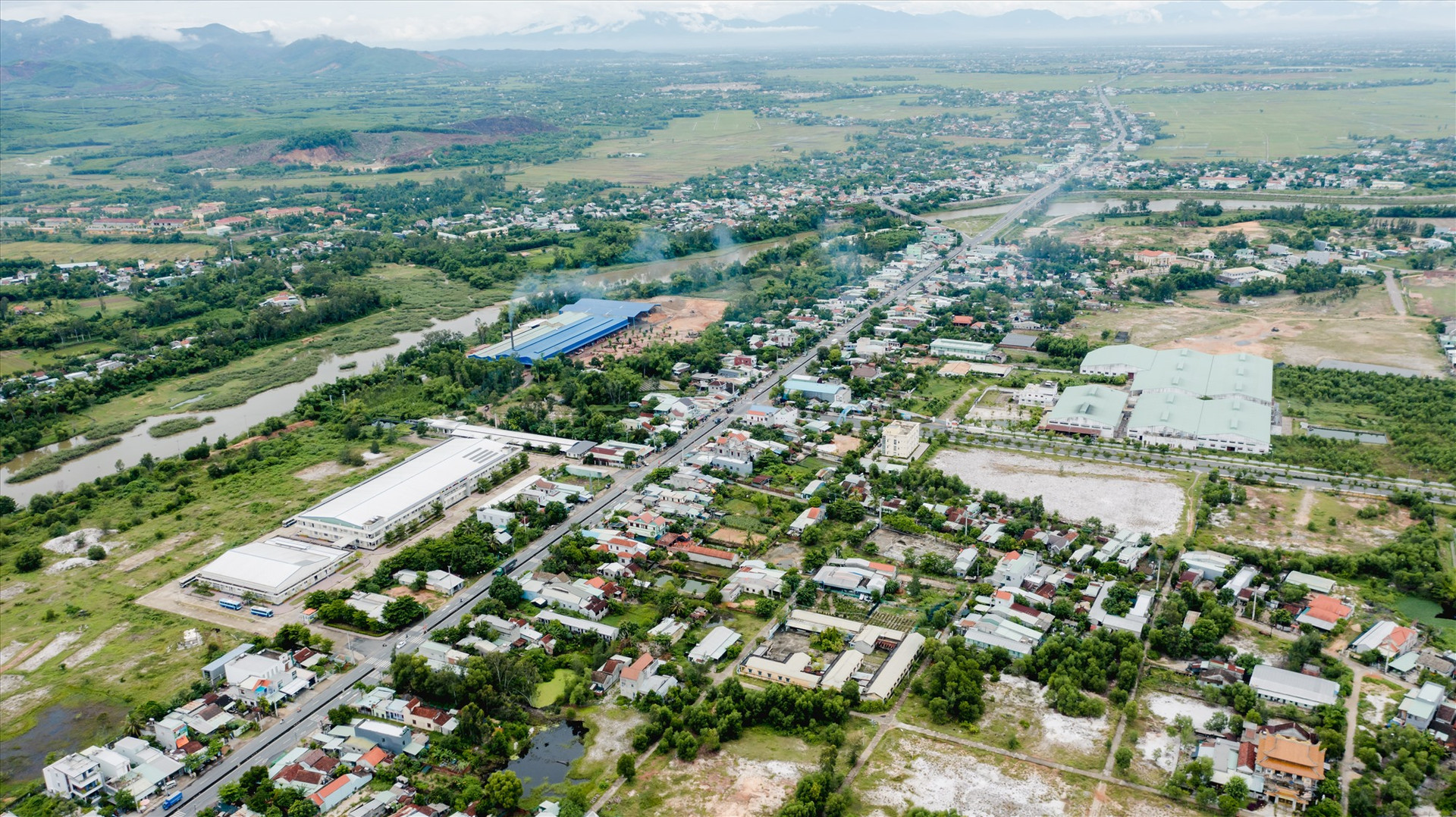 Huyện Quế Sơn đã đặt mục tiêu năm 2022 đạt giá trị sản xuất công nghiệp - tiểu thủ công nghiệp và xây dựng tăng từ 13% trở lên so với năm 2021