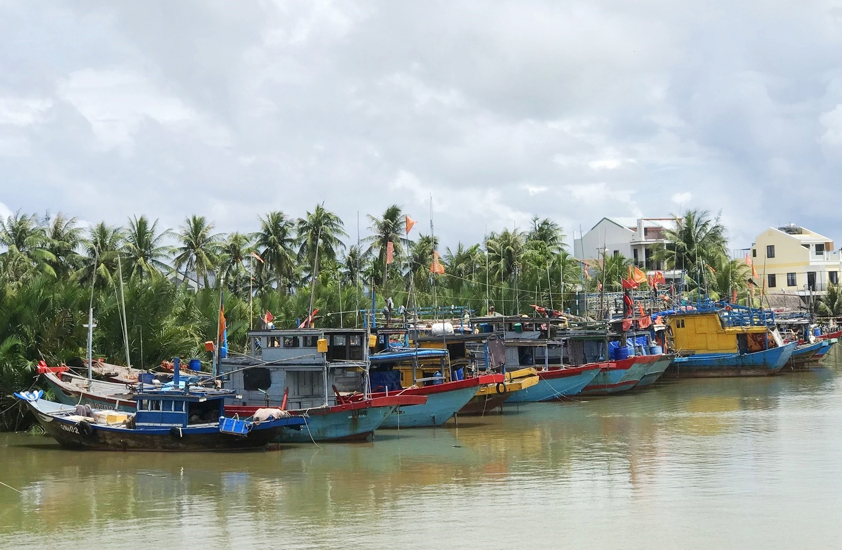 Tàu thuyền neo đậu tránh trú tại rừng dừa nước Cẩm Thanh (Hội An). Ảnh: MINH QUÂN