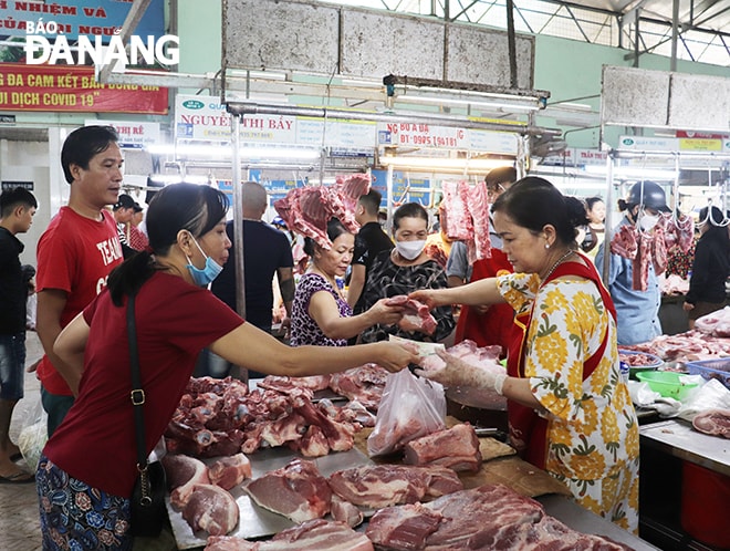 Các tiểu thương kinh doanh ở nhiều chợ cho biết, sức tiêu thụ mặt hàng thịt heo tăng gấp 3-4 lần so với ngày thường trong hai ngày qua. Trong ảnh: Các quầy thịt ở chợ Đống Đa trong sáng 26-9 tấp nập người mua, mức giá giữ ổn định. Ảnh: KHÁNH HÒA