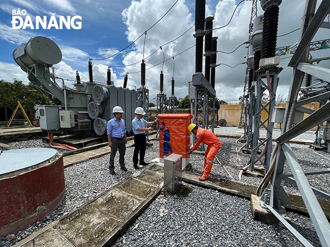 Lãnh đạo EVNCPC kiểm tra công tác ứng phó với bão Noru tại hiện trường. Ảnh: KHÁNH HÒA