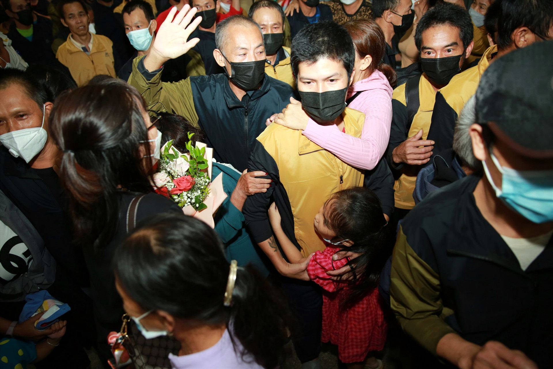 37 ngư dân trở về trong vòng tay người thân tại sân bay Đà Nẵng đêm 22.9