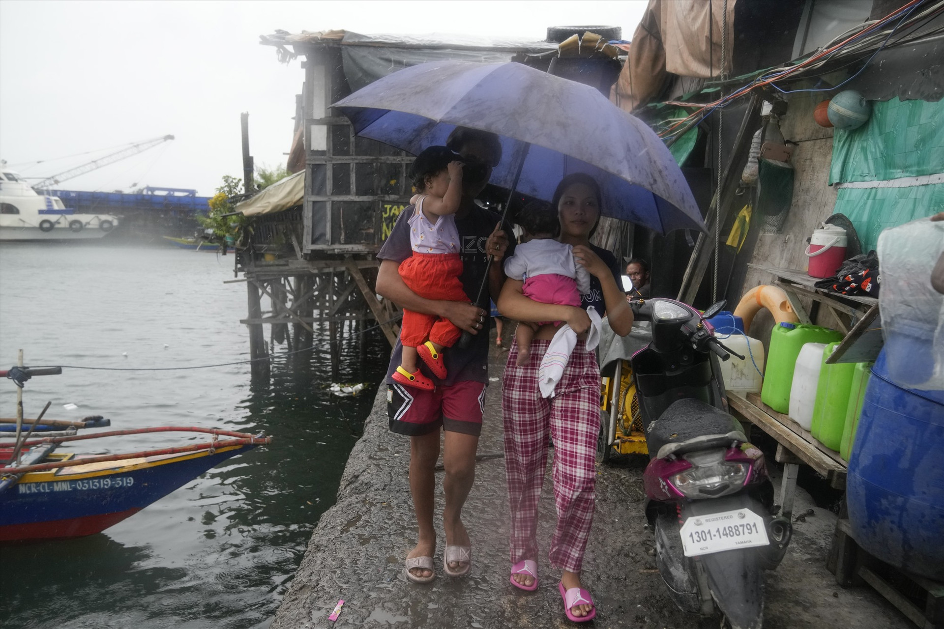 Người dân Philippine sơ tán tránh bão Noru. Ảnh: AP