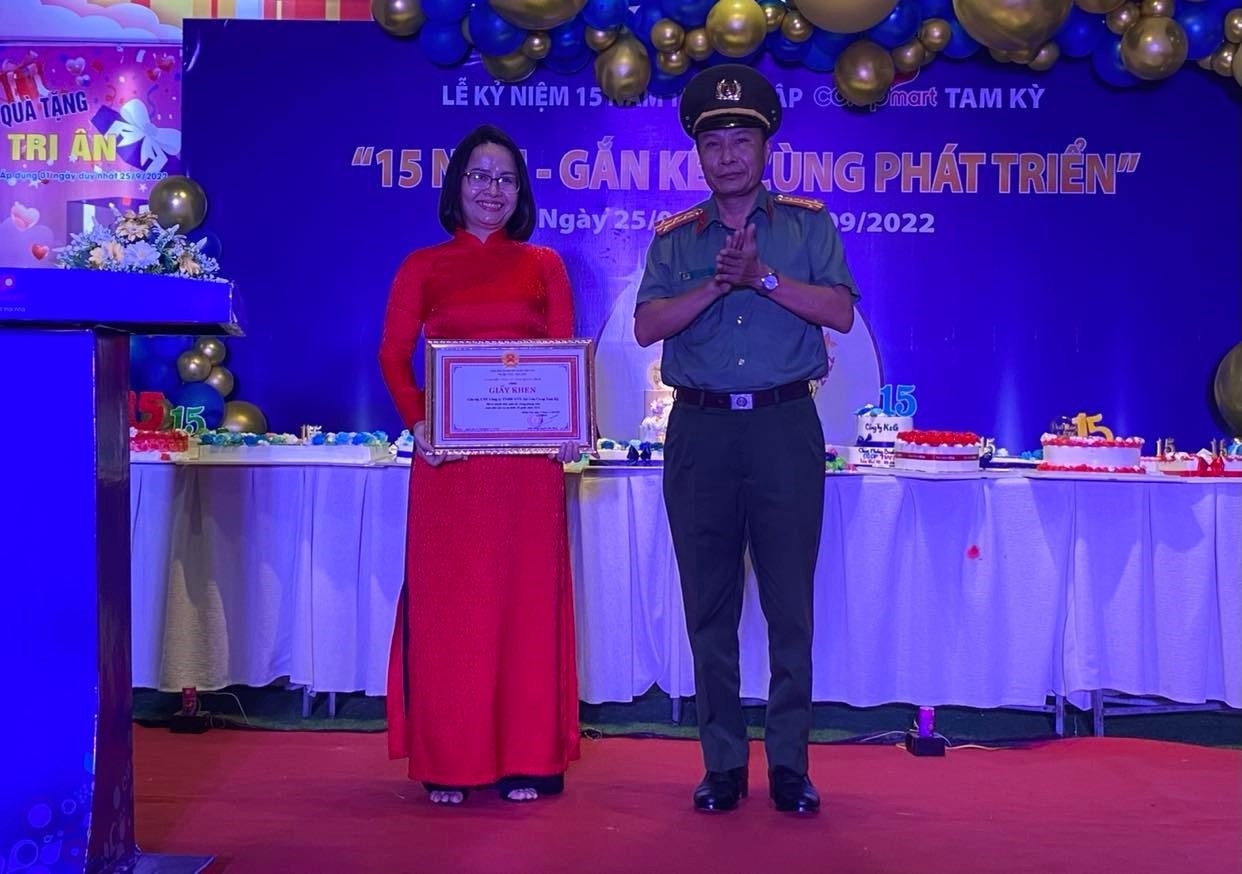 Siêu thị Co.opmart Tam Kỳ được Công an tỉnh Quảng Nam tặng Giấy khen vì đã có thành tích xuất sắc trong phong trào Toàn dân bảo vệ an ninh Tổ quốc năm 2021. Ảnh: K.L