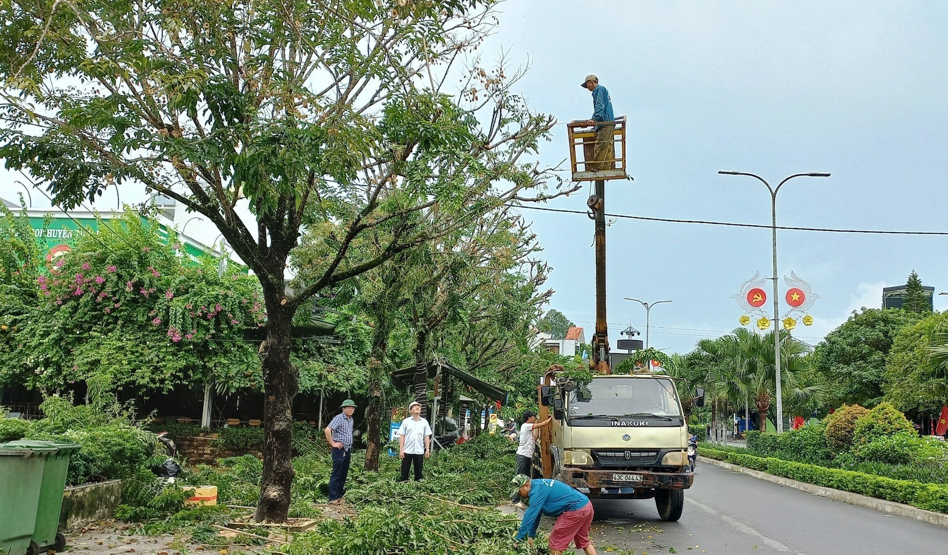 Phòng Kinh tế - Hạ tầng huyện Tiên Phước huy động tối đa phương tiện cắt tỉa cây xanh trước khi bão vào. Ảnh:N.HƯNG