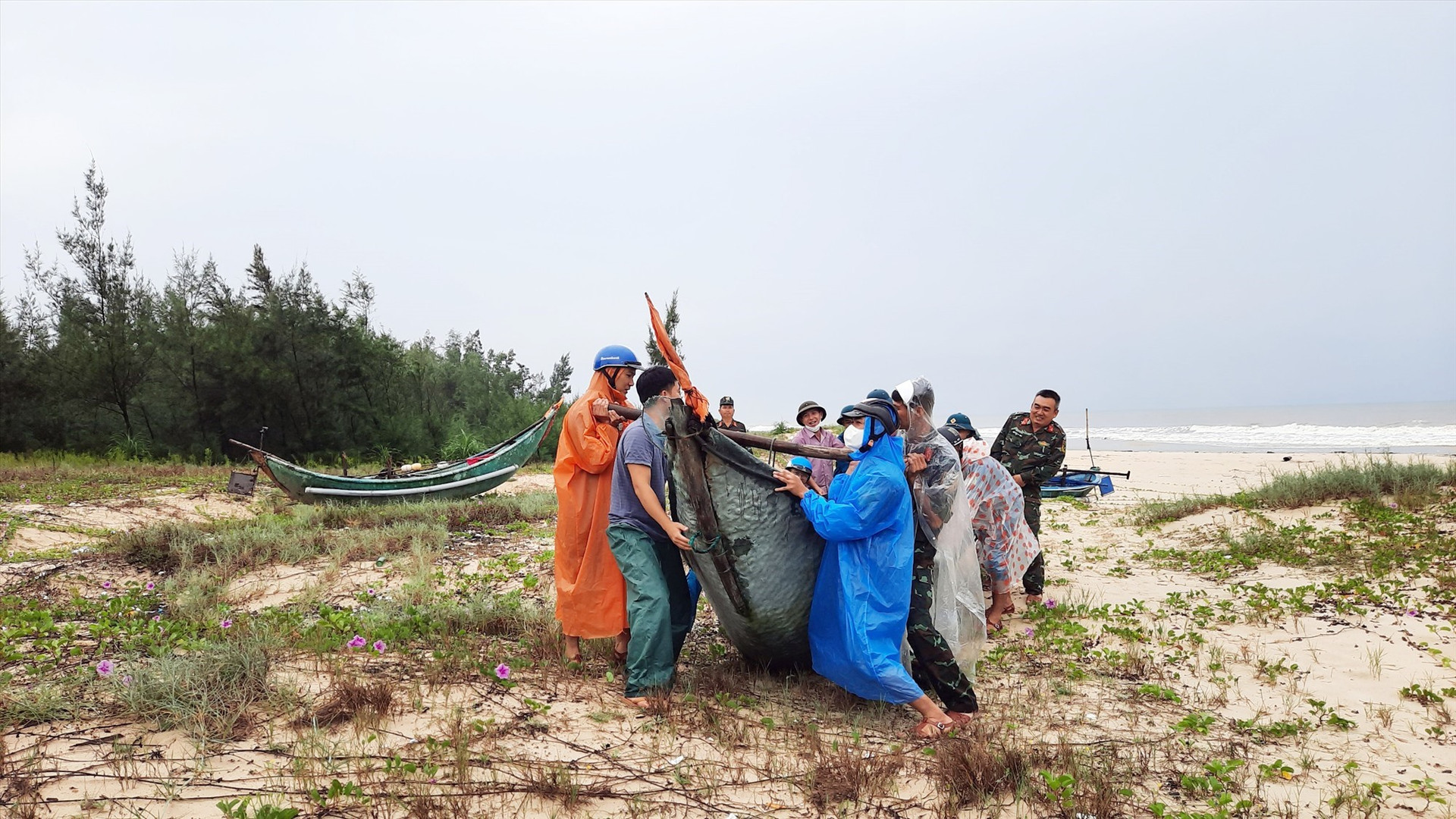 Lực lượng vũ trang TP.Tam Kỳ đưa tàu thuyền người dân xã Tam Thanh vào bờ.
