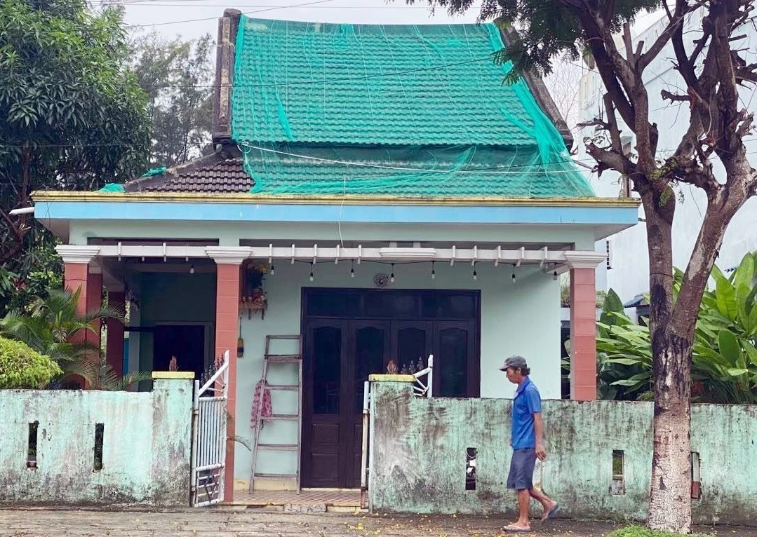 Một ngôi nhà ở Điện Dương được giăng lưới để giữ ngói lợp bên trên. Ảnh: K.L