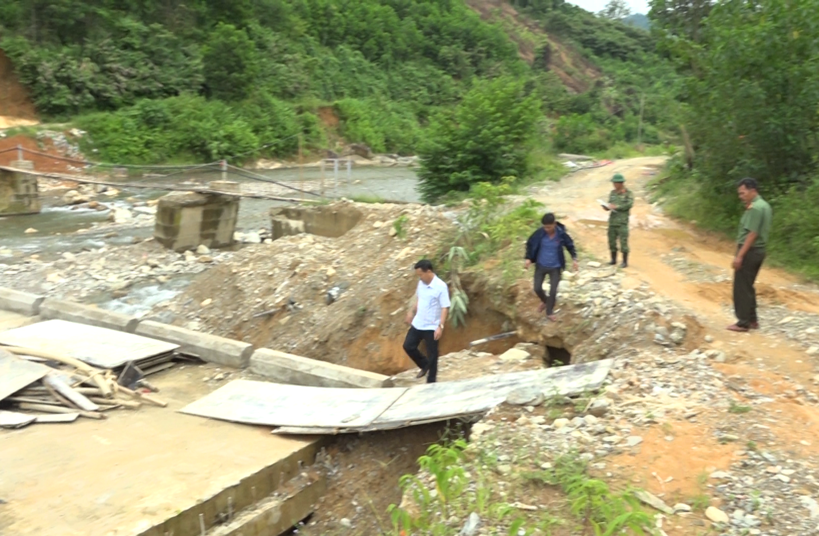 Hình 1. CT. UBND huyện Phước Sơn trực tiếp kiểm tra các khu vực xung yếu, chỉ đạo công tác ứng phó với bão Noru