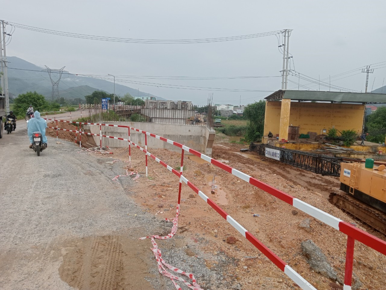 Nhà thầu thi công cầu Hà Tân đang triển khai các biện pháp ứng phó bão lũ. Ảnh: CT