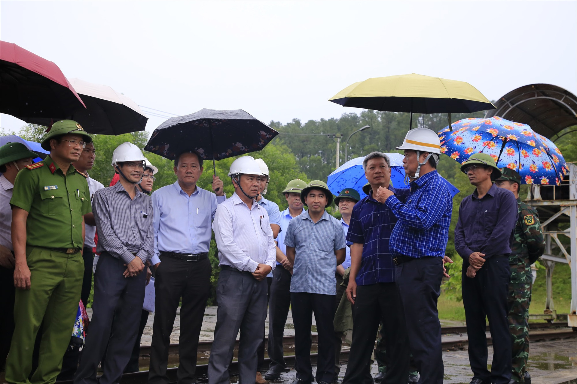 Bộ trưởng Lê Minh Hoan kiểm tra tại công trình đập Phú Ninh.