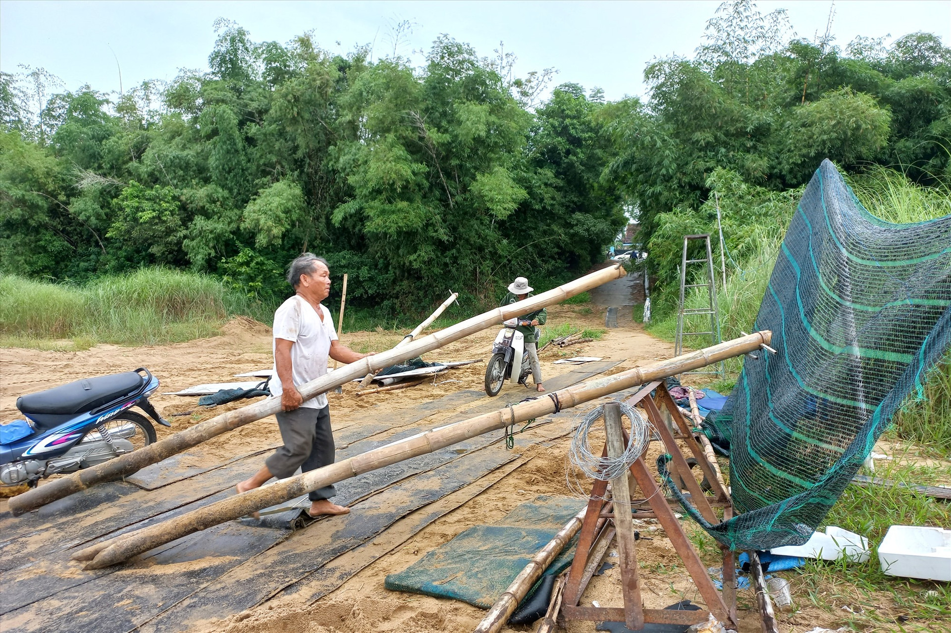Ông Ngô Mai đang tháo dỡ nhà chờ bến Duy Tân. Ảnh: CT