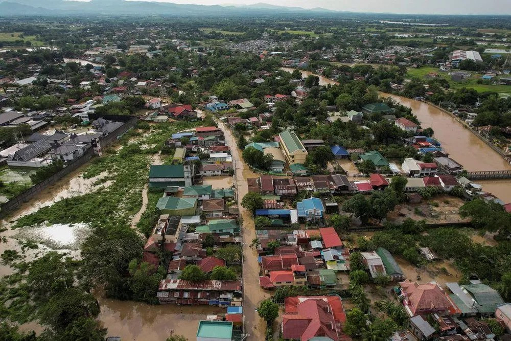 Cơn bão Noru phá hủy nhiều nhà cửa ở đảo Luzon, gây mưa xối xả ở thành phố Manila.