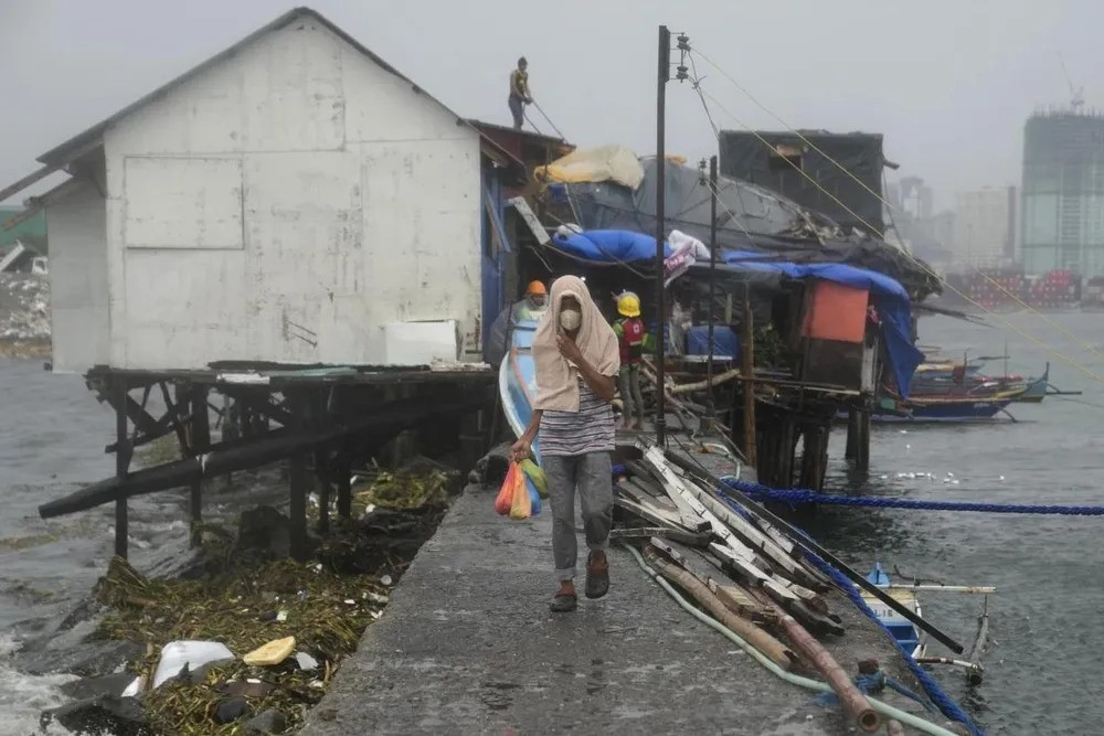Reuters dẫn lời Tỉnh trưởng tỉnh Bulacan - ông Daniel Fernando, có 5 nhân viên cứu hộ ở tình này đã thiệt mạng và nhiều khu vực bị ngập lụt sau khi bão Noru càn quét Philippines.
