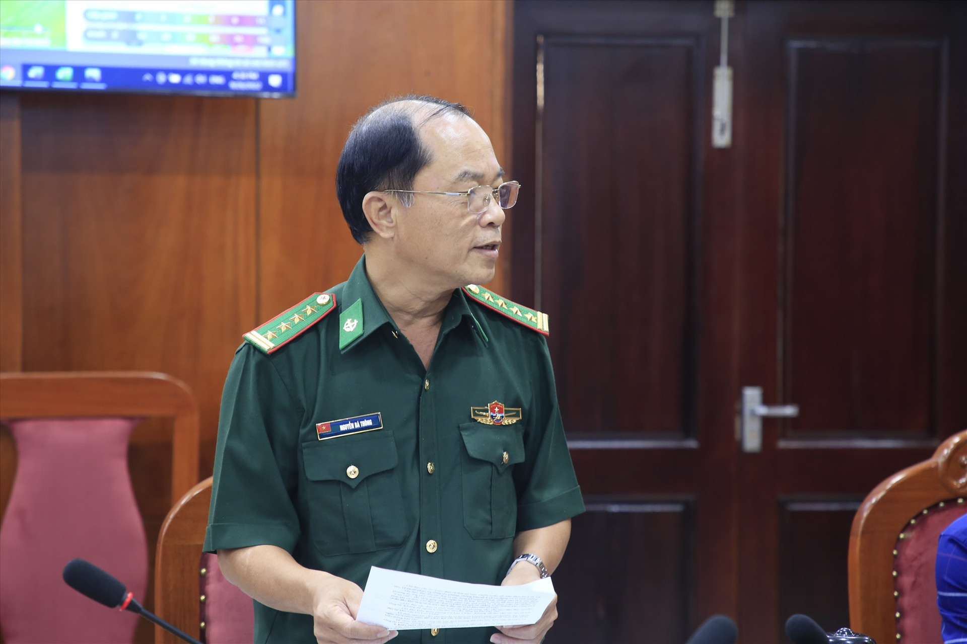 Đại tá Nguyễn Bá Thông báo cáo về tình hình tàu thuyền ngư dân hoạt động trên biển.