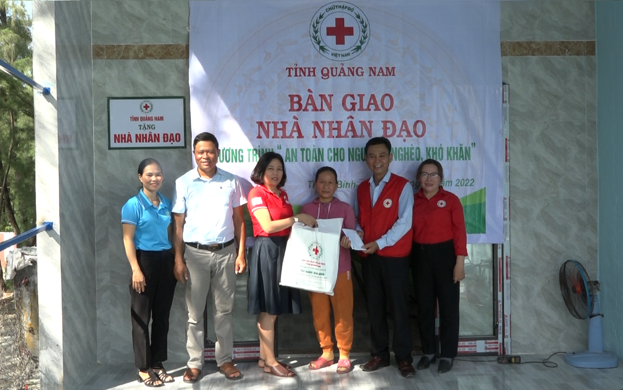 Hội Chữ thập đỏ tỉnh và huyện Thăng Bình tặng quà cho gia đình bà Tăng Thị Gái tại buổi bàn giao nhà. Ảnh: T.N