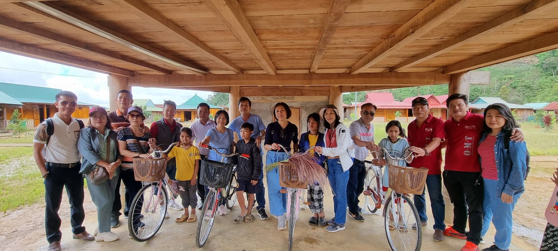 Tặng xe đạp cho học sinh.
