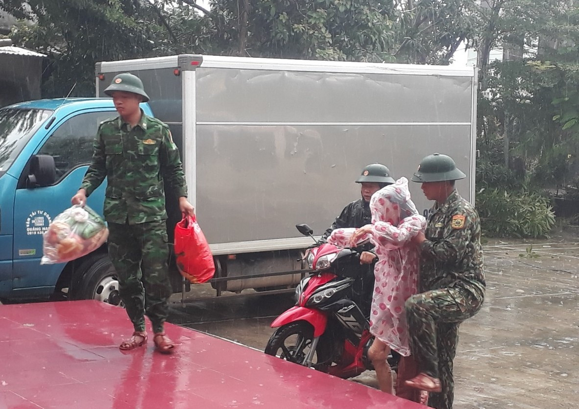 Lực lượng vũ trang ở Cù Lao Chàm hỗ trợ người dân đi tránh bão. Ảnh: M.H