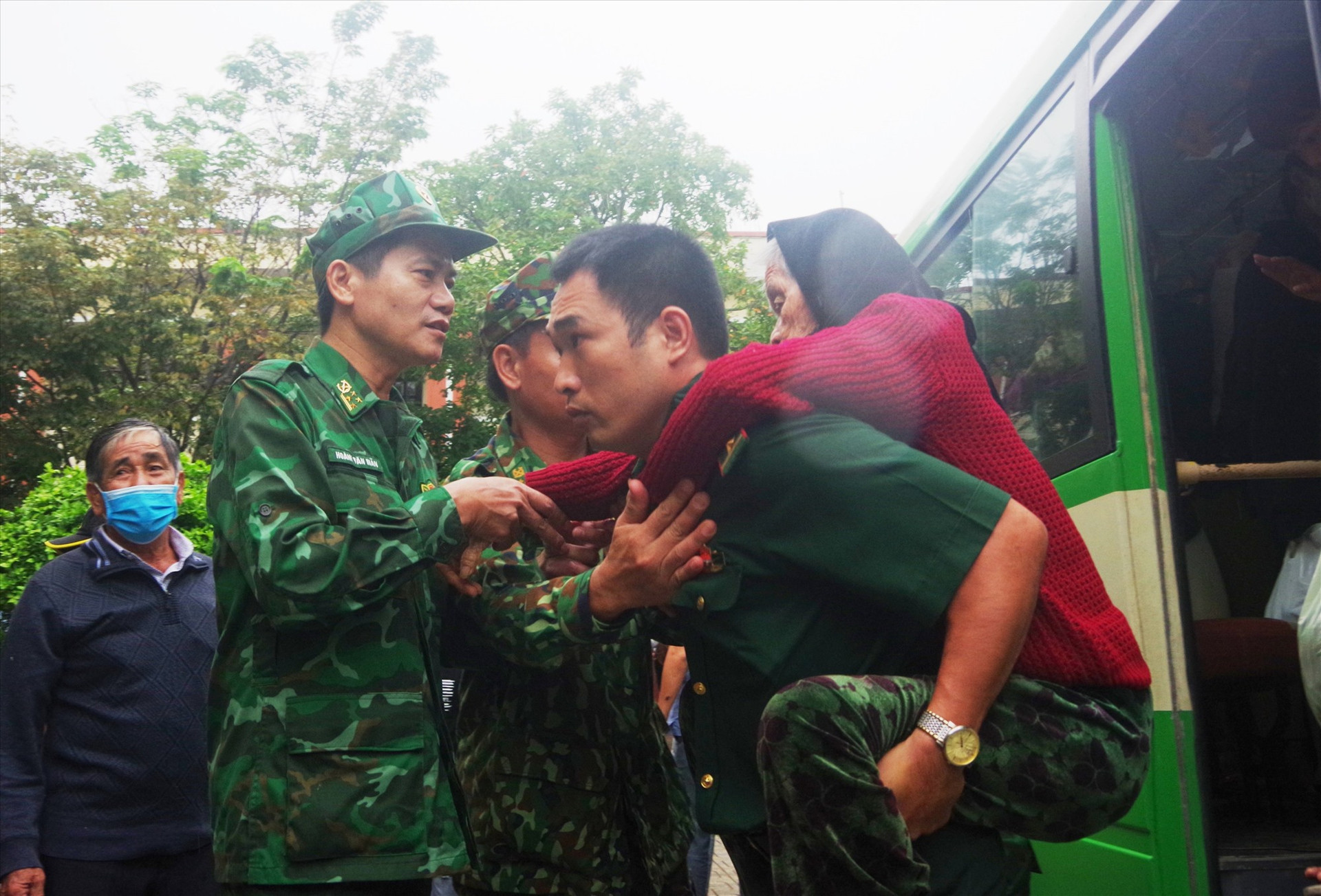 Đại tá Hoàng Văn Mẫn – Chính ủy BĐBP tỉnh Quảng Nam (bên trái) có mặt từ sáng sớm để đưa bà con về cơ quan Biên phòng tỉnh tránh trú bão