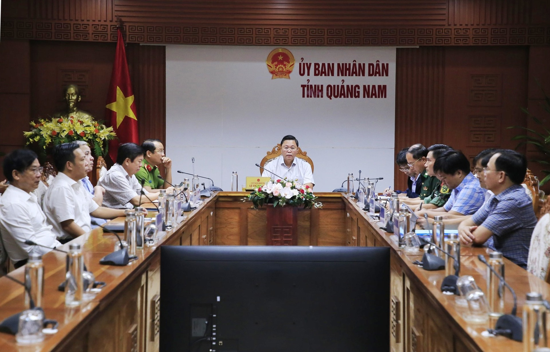 Chủ tịch UBND tỉnh Lê Trí Thanh chủ trì điểm cầu trực tuyến tại UBND tỉnh. Ảnh: T.C