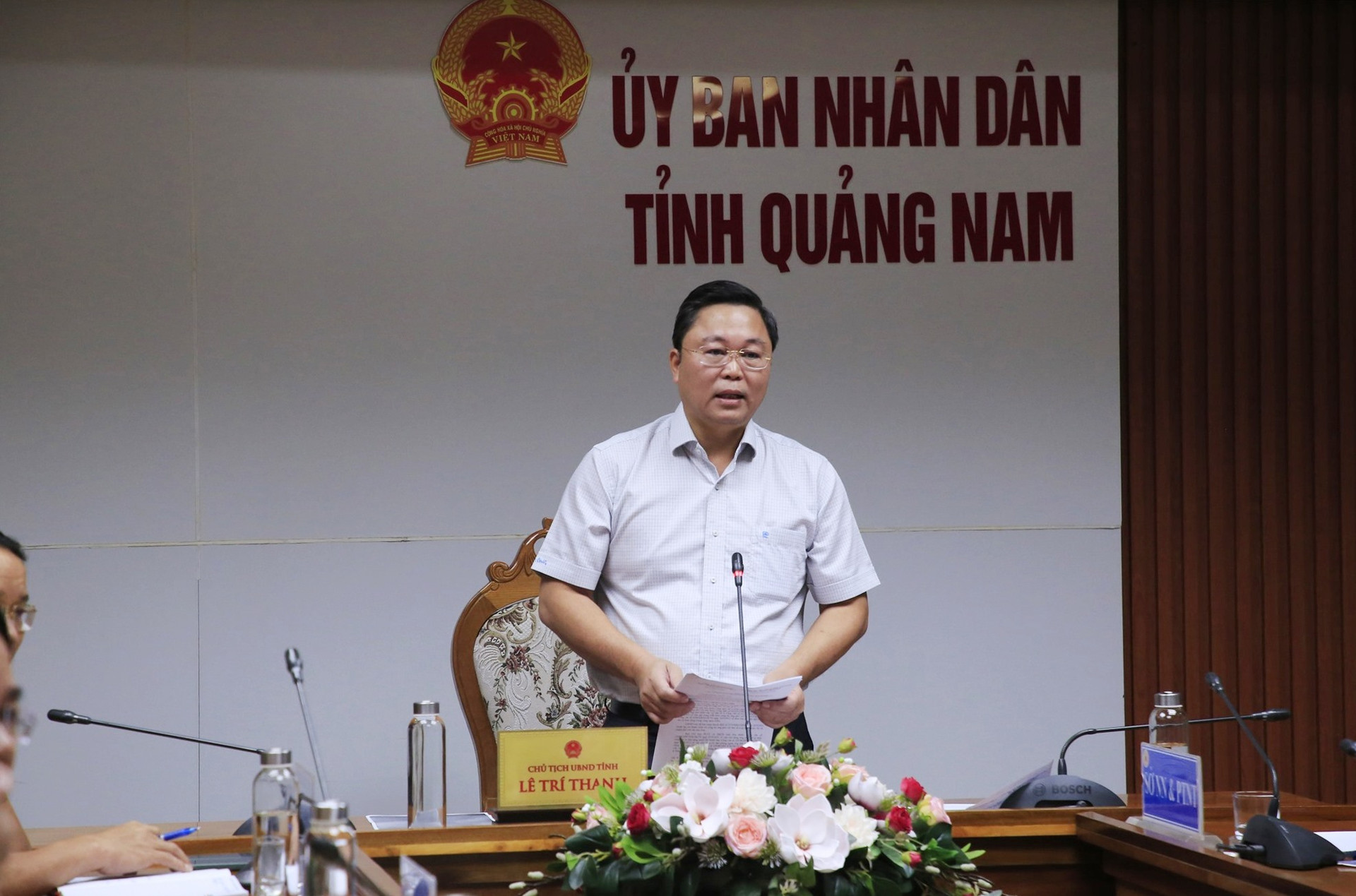 Chủ tịch UBND tỉnh Lê Trí Thanh báo cáo tình hình phòng, chống bão số 4 tại cuộc họp. Ảnh: T.C