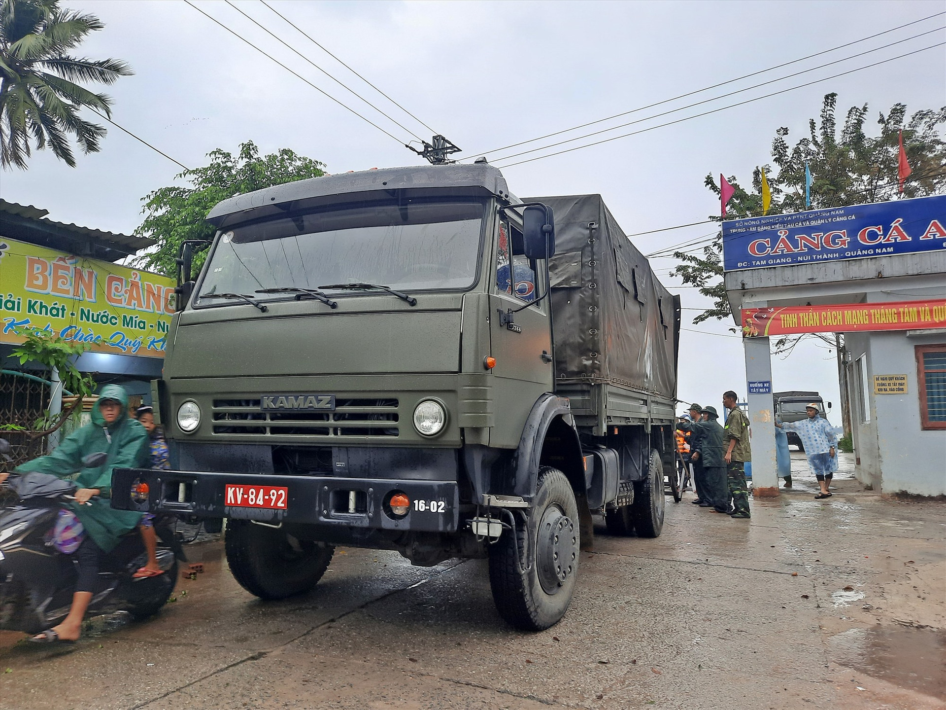 Sư đoàn Bộ binh 315 đưa xe quân sự đón người dân và vận chuyển đến Trường Tiểu học Lê Hồng Phong (xã Tam Giang). Ảnh: H.Đ