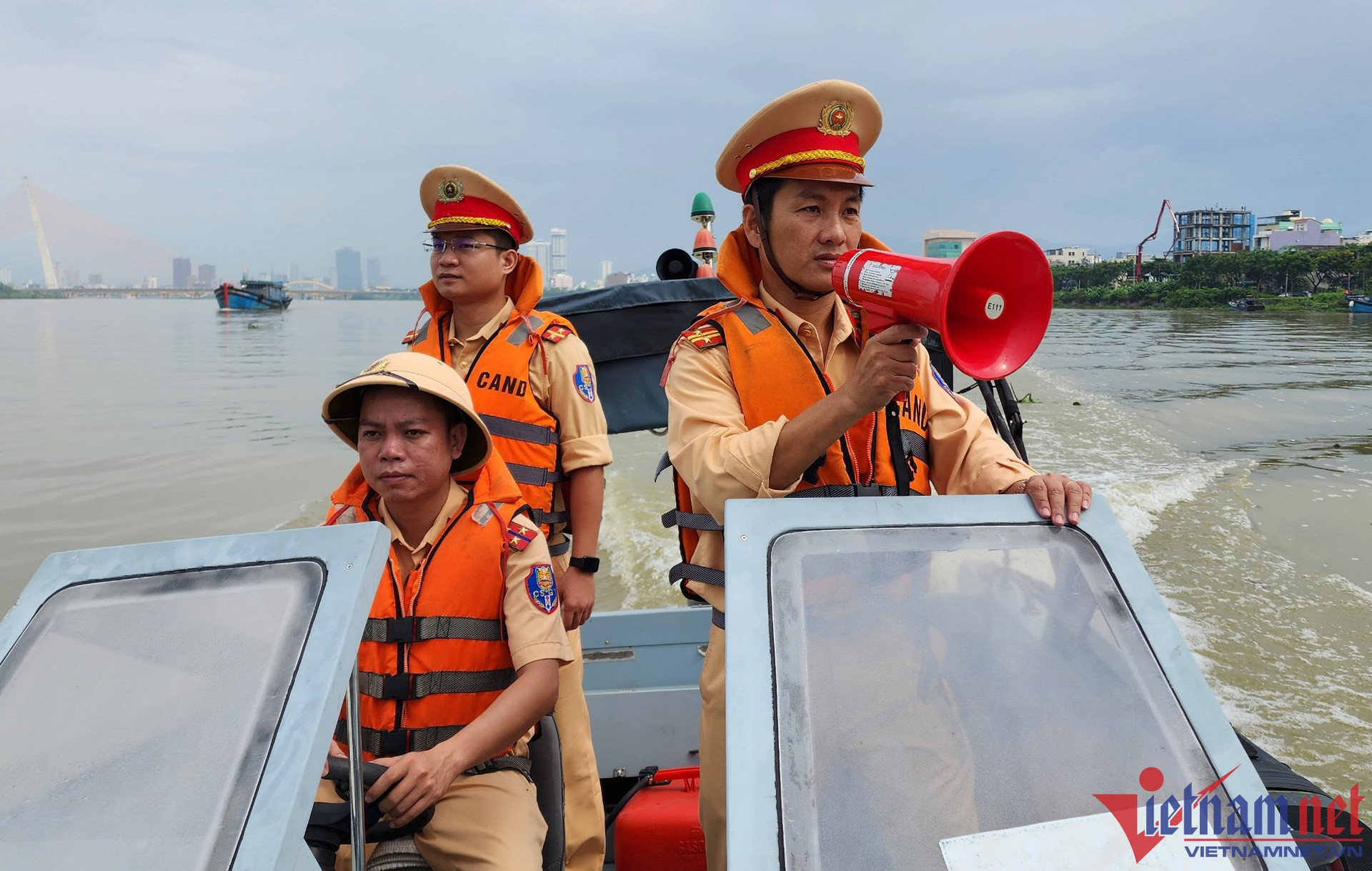 Cảnh sát đường thủy tuần tra trên sông Hàn, kêu gọi người dân còn ở trên các tàu thuyền lên bờ tránh bão.