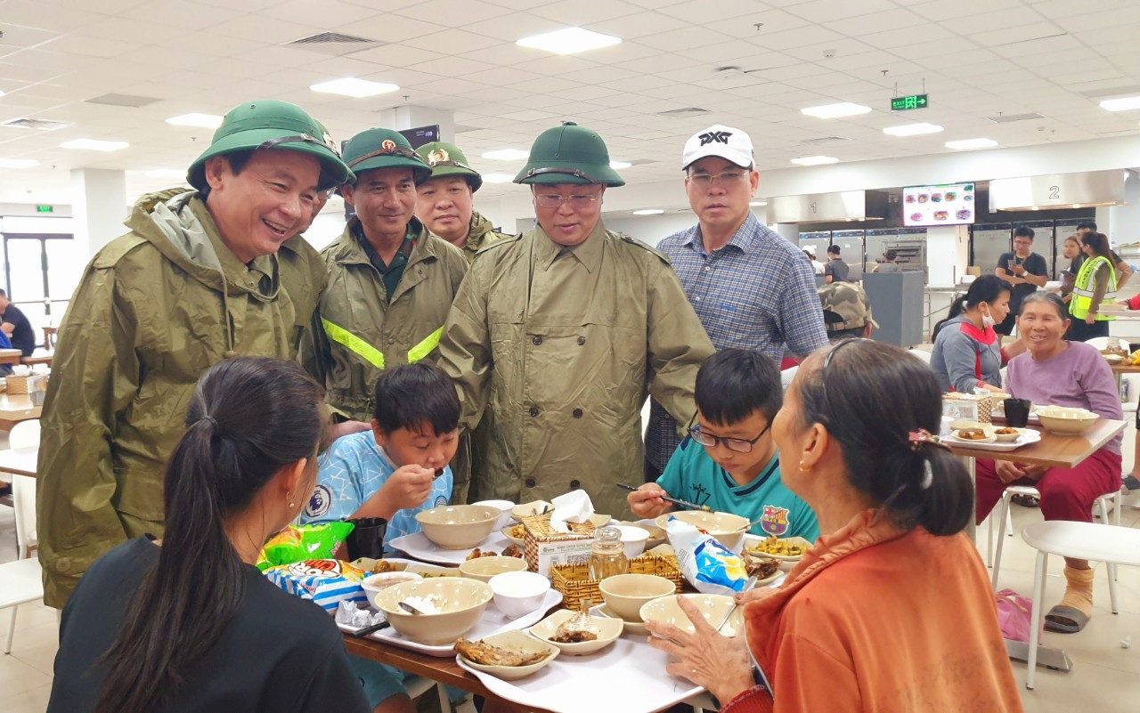 Chủ tịch UBND tỉnh Lê Trí Thanh thăm hỏi người dân đang được đưa vào tránh trú bão tại Hoiana Village