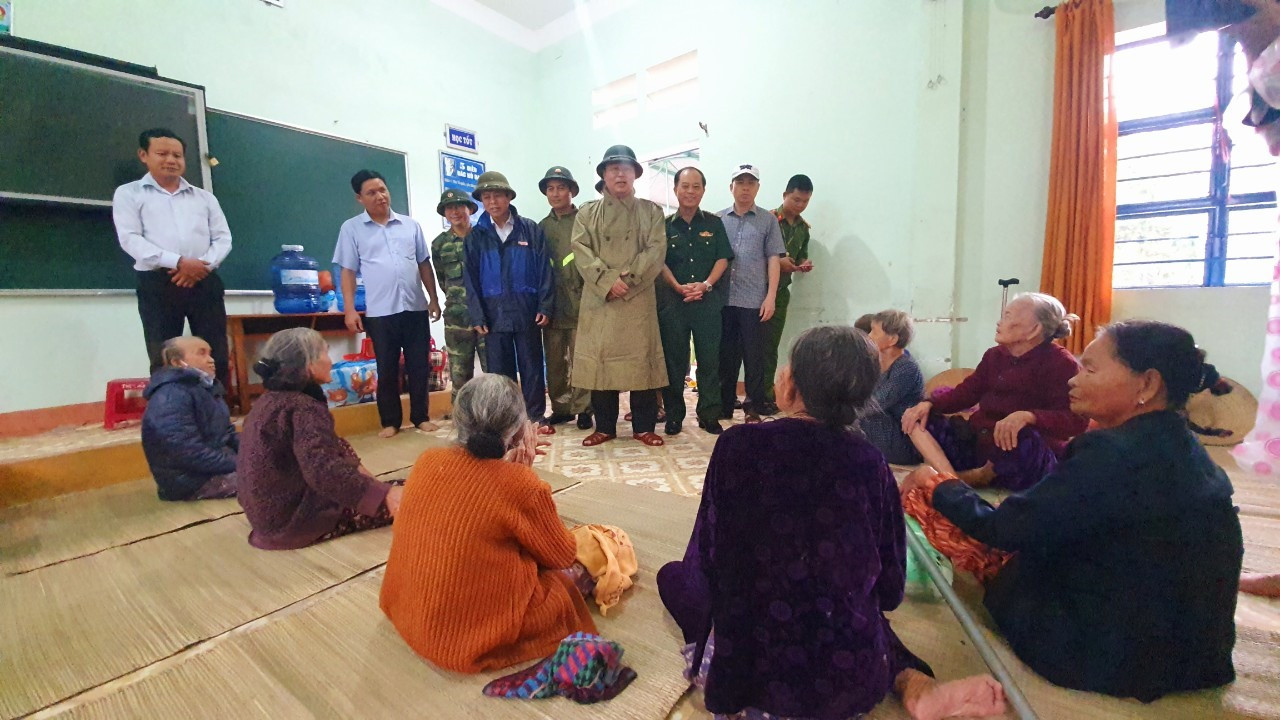 Thăm hỏi, động viên những người già, người lớn tuổi đang trú bão tại Trường THCS Nguyễn Bỉnh Khiêm (xã Bình Nam, Thăng Bình)