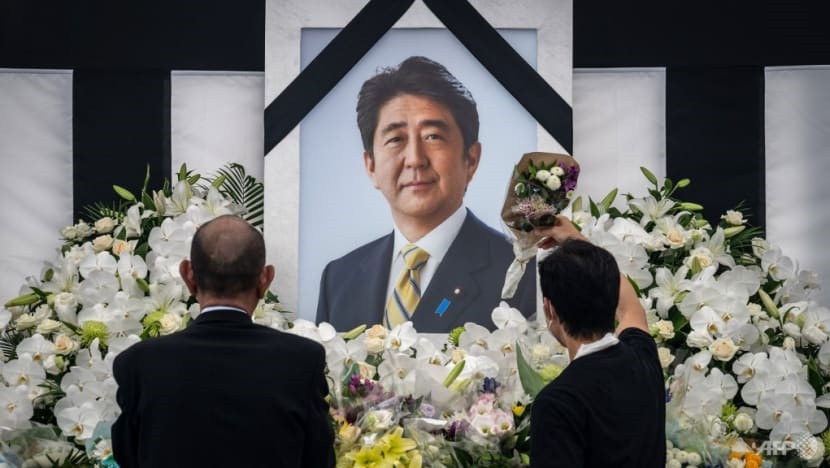 Mọi người để lại hoa và bày tỏ lòng kính trọng đối với cựu thủ tướng Nhật Bản Shinzo Abe bên ngoài Nippon Budokan ở Tokyo vào ngày 27 tháng 9 năm 2022. (Ảnh: AFP / Yuichi Yamazaki)