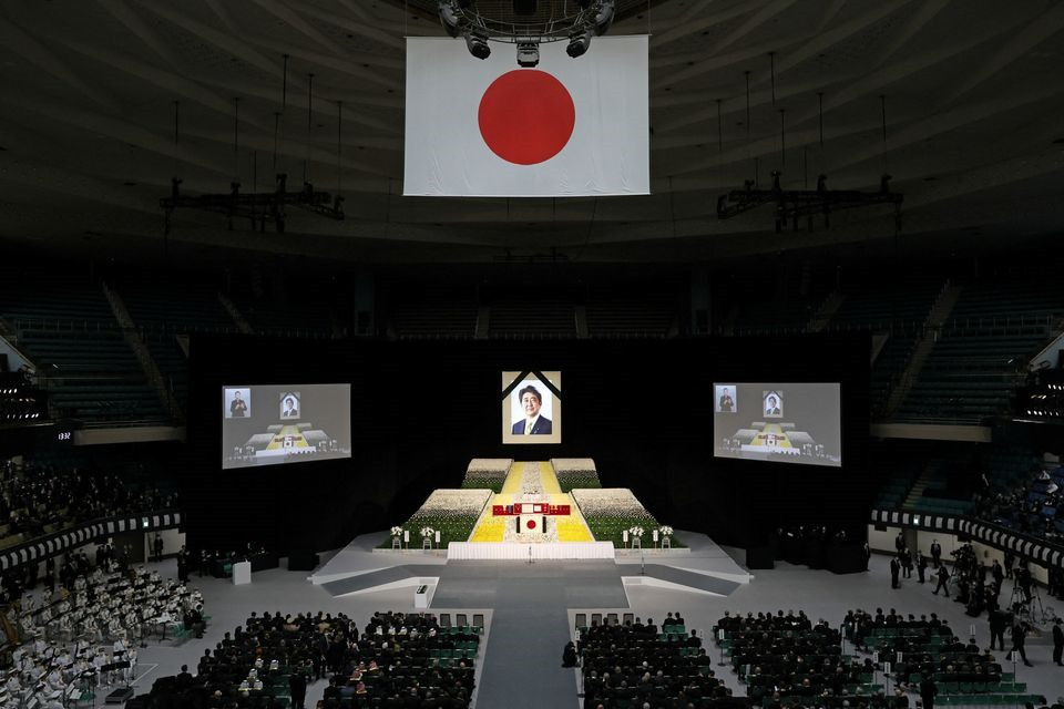 Abe là thủ tướng tại vị lâu nhất của Nhật Bản và là một trong những nhân vật chính trị nổi tiếng nhất của đất nước, được biết đến với việc vun đắp các liên minh quốc tế và chiến lược kinh tế “Abenomics” của ông.